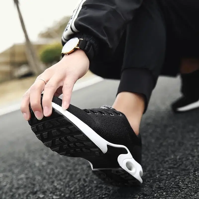 Кроссовки мужские легкие на шнуровке с воздушной подушкой |