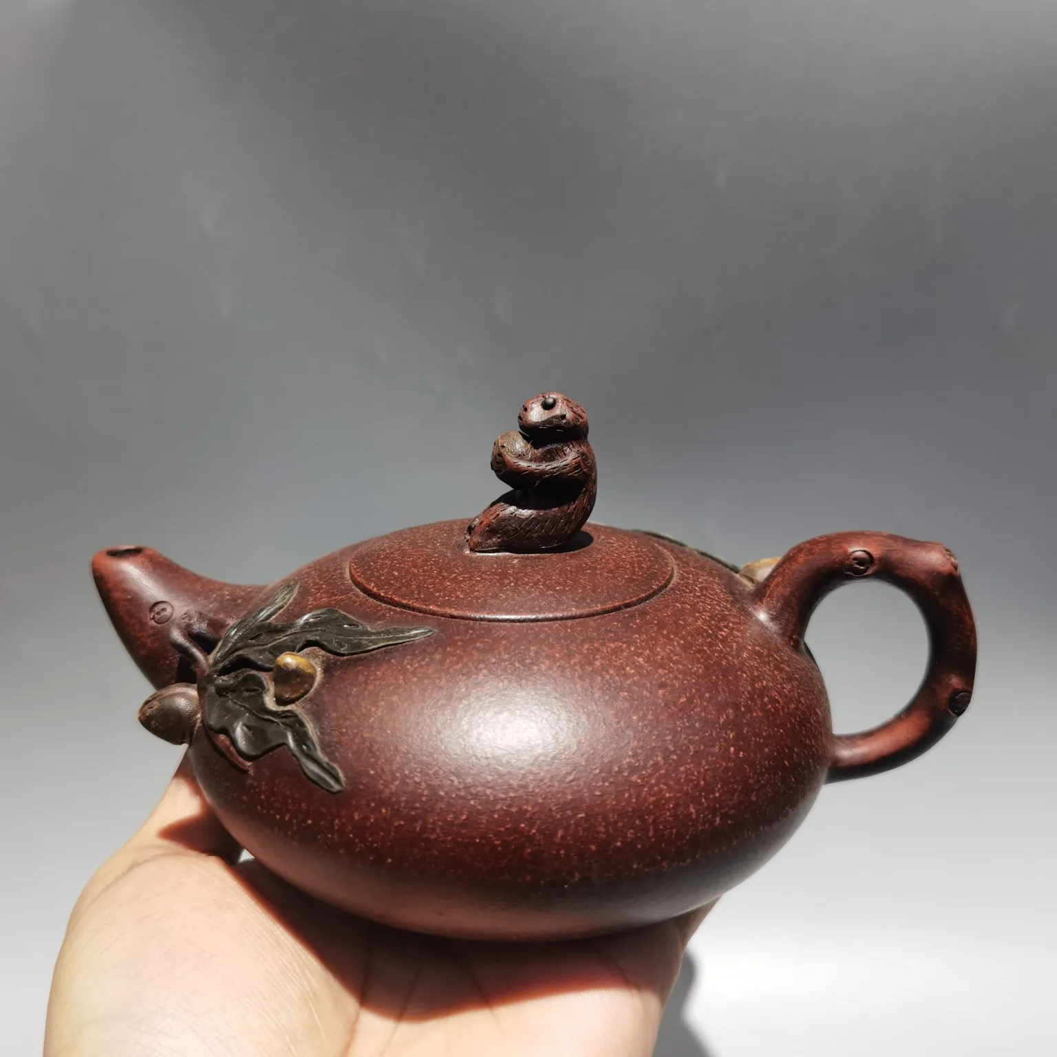 

7"Chinese Yixing Zisha Pottery Hand-Carved Monkey presents peaches Shou Tao kettle Slope mud Teapot Pot Tea Maker Office