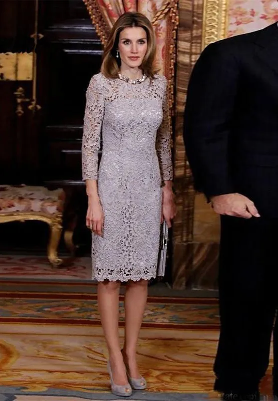 

Gray Knee Length Mother Of The Bride Dresses 2019 Elegant Long Sleeve Lace Groom Mother Gowns Robe De Soiree Formal Prom Outfits