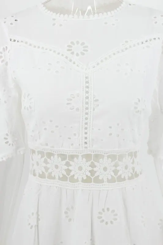 Женское кружевное платье с вышивкой элегантное белое ажурное цветочным узором
