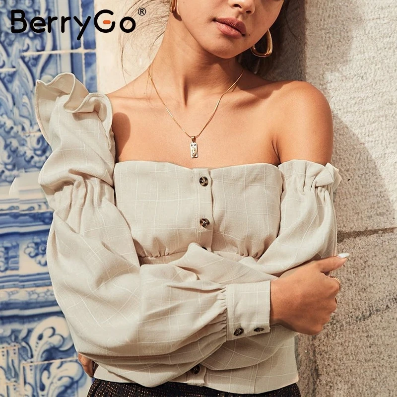 Женский укороченный топ с оборками BerryGo открытыми плечами и рукавами-фонариками