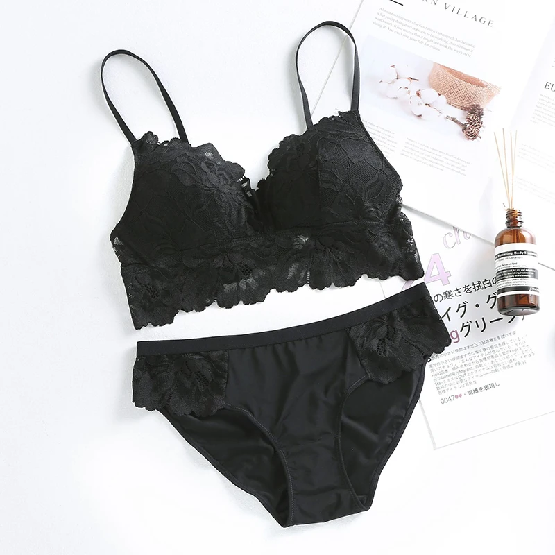 Комплект с мягким тонким кружевным бюстгальтером и трусиками комплект
