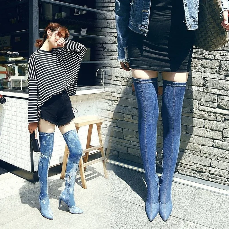 Джинсовые сапоги выше колена с острым носком и боковой молнией облегающие