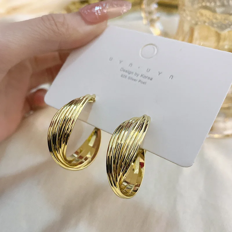 

Metal Circle Earrings for Women Luxury Retro Style Earrings Simple Round Ring Cold Style Personalized Fashion Earrings Stud