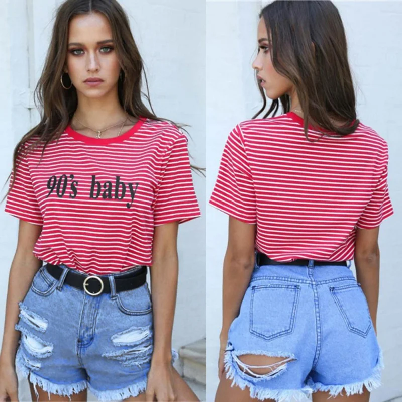 Замечательно! Женская летняя футболка в красную полоску с буквенным принтом