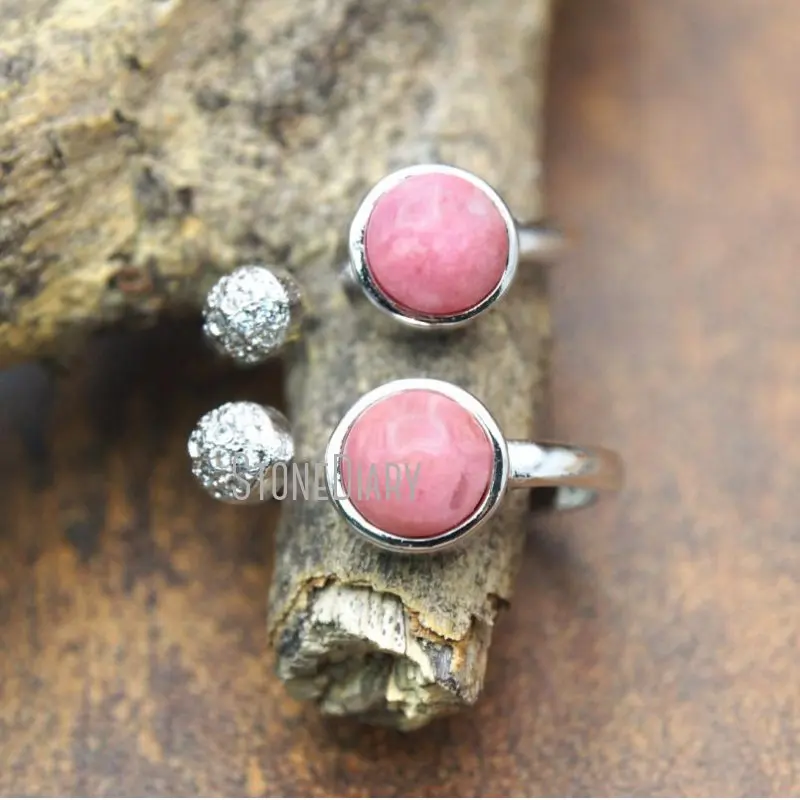 RM15417 регулируемое кольцо из искусственного родонита с прозрачным фианитом и