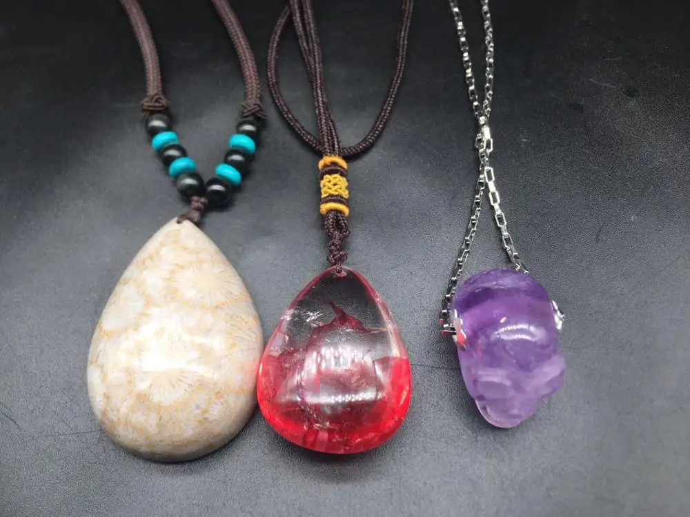 

Вырезанный вручную череп с натуральными кварцевыми кристаллами. Коралловый нефрит. Кулон с красным кристаллом. Чакры