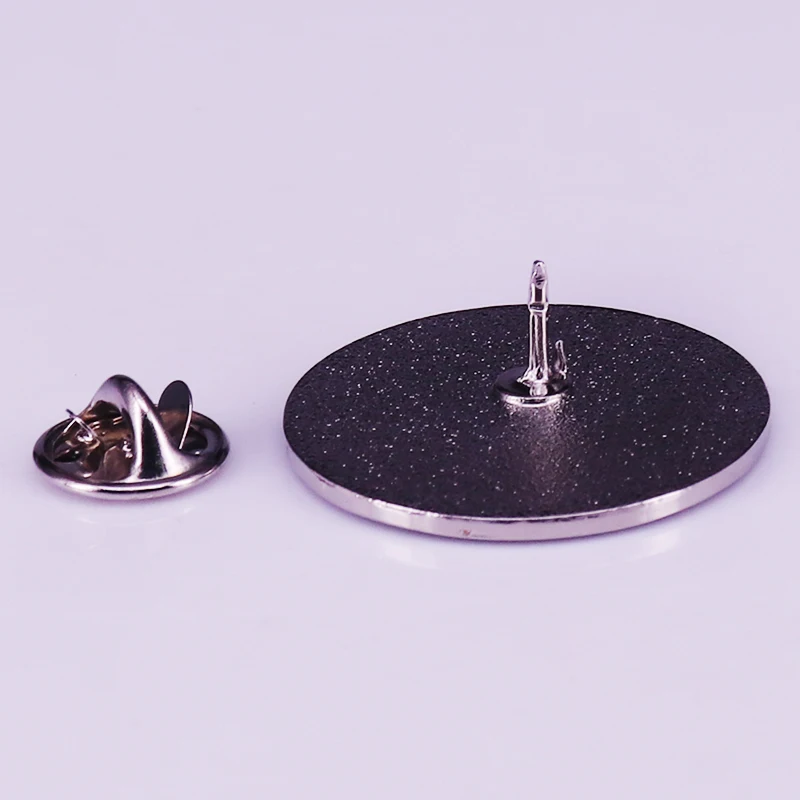 Она верила что так она сможет сделать булавку на отворот феминистский