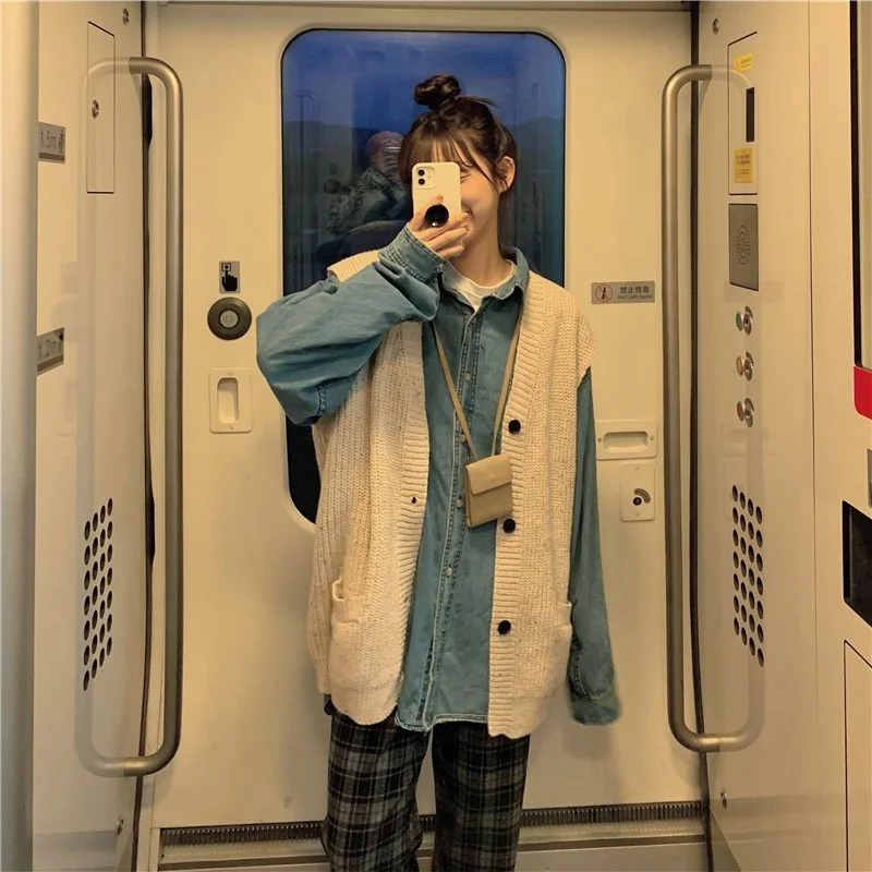 Женский трикотажный жилет с V-образным вырезом на осень/зиму |