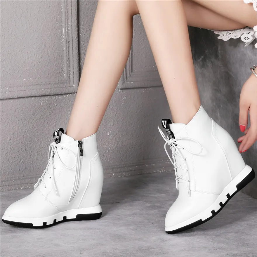 Женские высокие кроссовки из натуральной кожи на шнуровке танкетке с острым