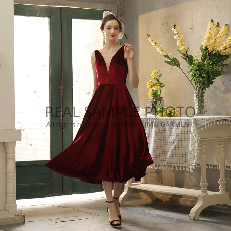 Простое бархатное вечернее платье с V образным вырезом открытой спиной длиной