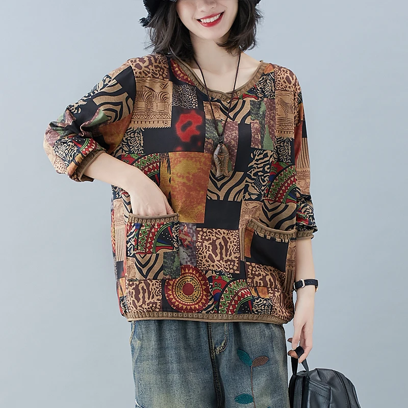 Свитер женский демисезонный трикотажный с принтом в виде газет и бабочек длинным