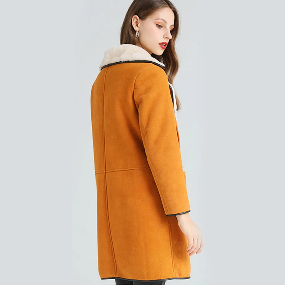 Женское повседневное пальто с натуральным мехом коричневое утепленное из мягкой