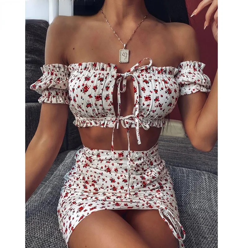 

Женский комплект мини-юбки с открытыми плечами и коротким рукавом