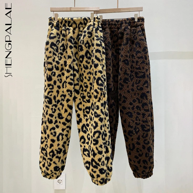 

SHENGPALAE модные плюшевые леопардовые брюки женские осенние 2021 новые с высокой эластичной талией Прямые свободные желтые брюки женские