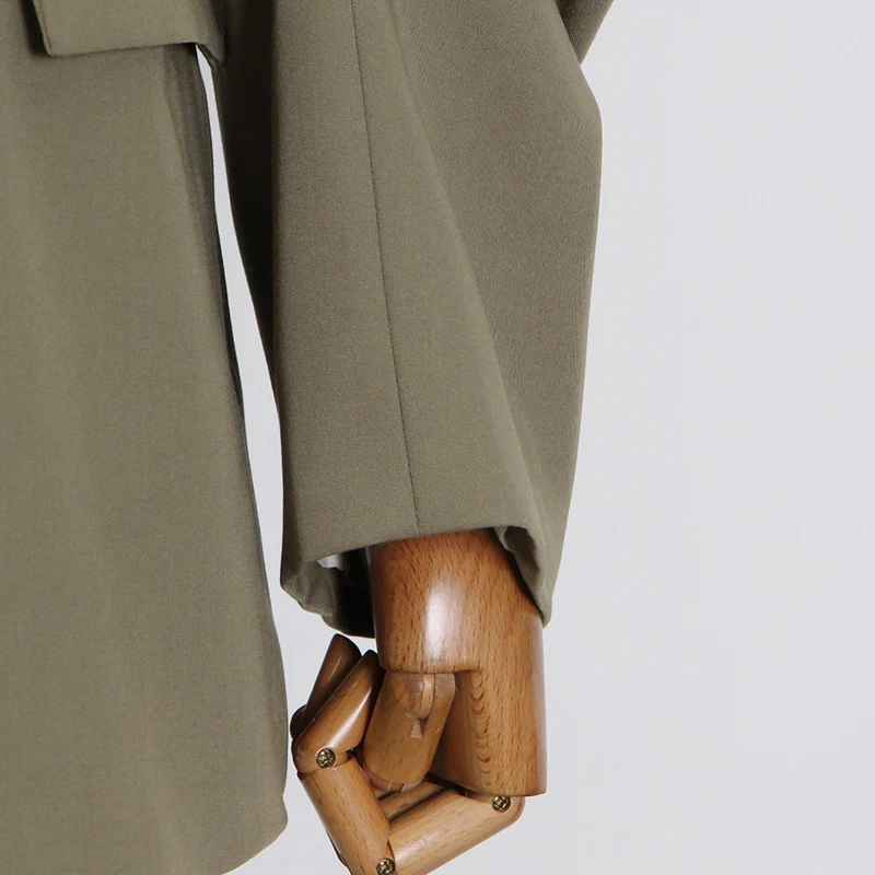 Женское Плиссированное пальто TWOTWINSTYLE однотонное с длинным рукавом и вырезом на