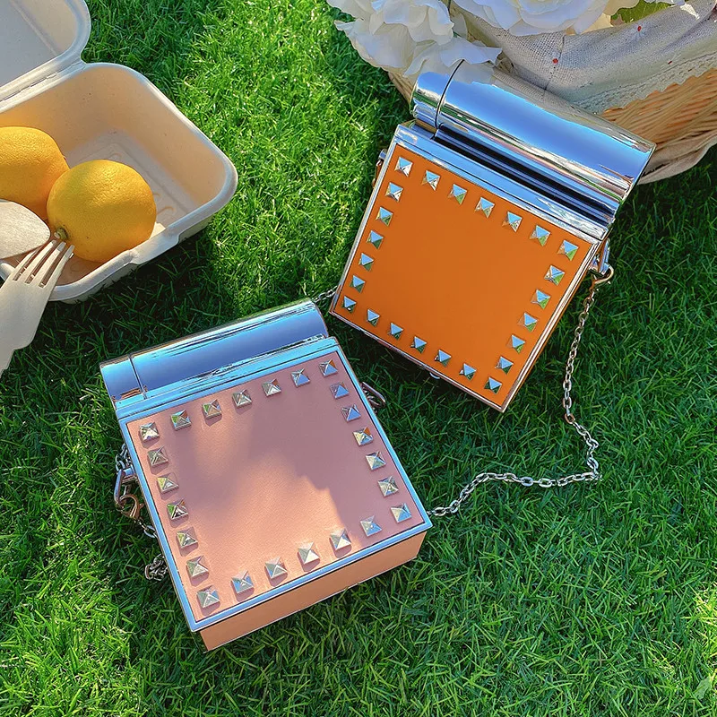 

Миниатюрные сумки через плечо в форме коробки, модная новинка 2021, женская дизайнерская сумка из искусственной кожи, сумка на плечо с заклепк...