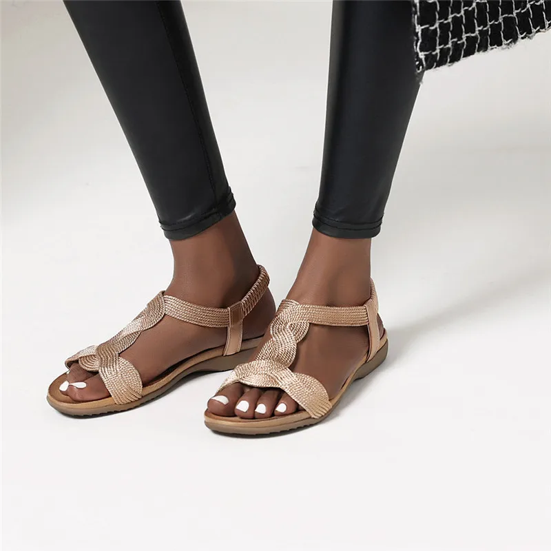 Летние женские босоножки на плоской подошве с открытым носком украшенные