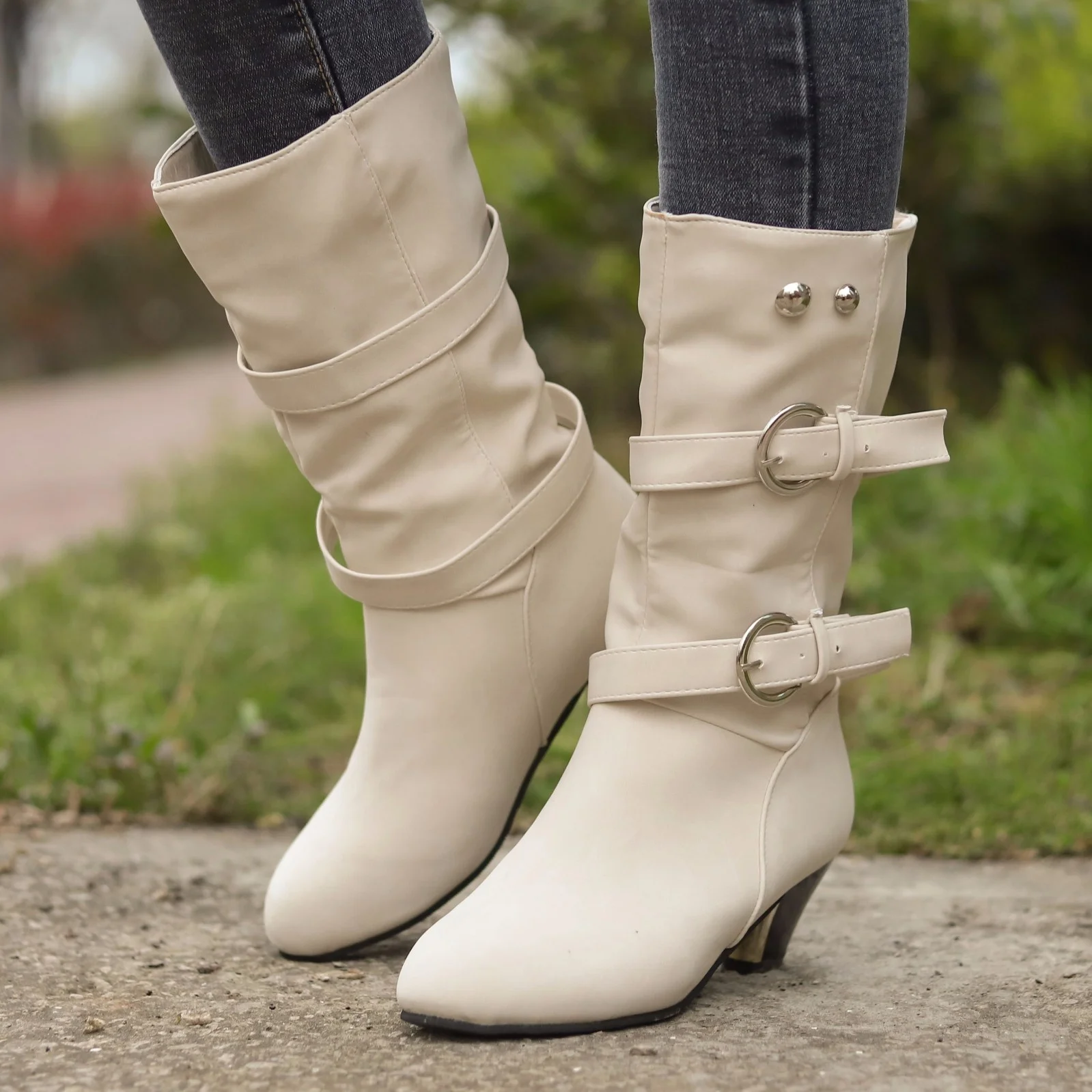 

Женские полусапожки без застежек на толстом каблуке из искусственной кожи мартинсы ботинки средней длины с ремешком и пряжкой осень-зима д...