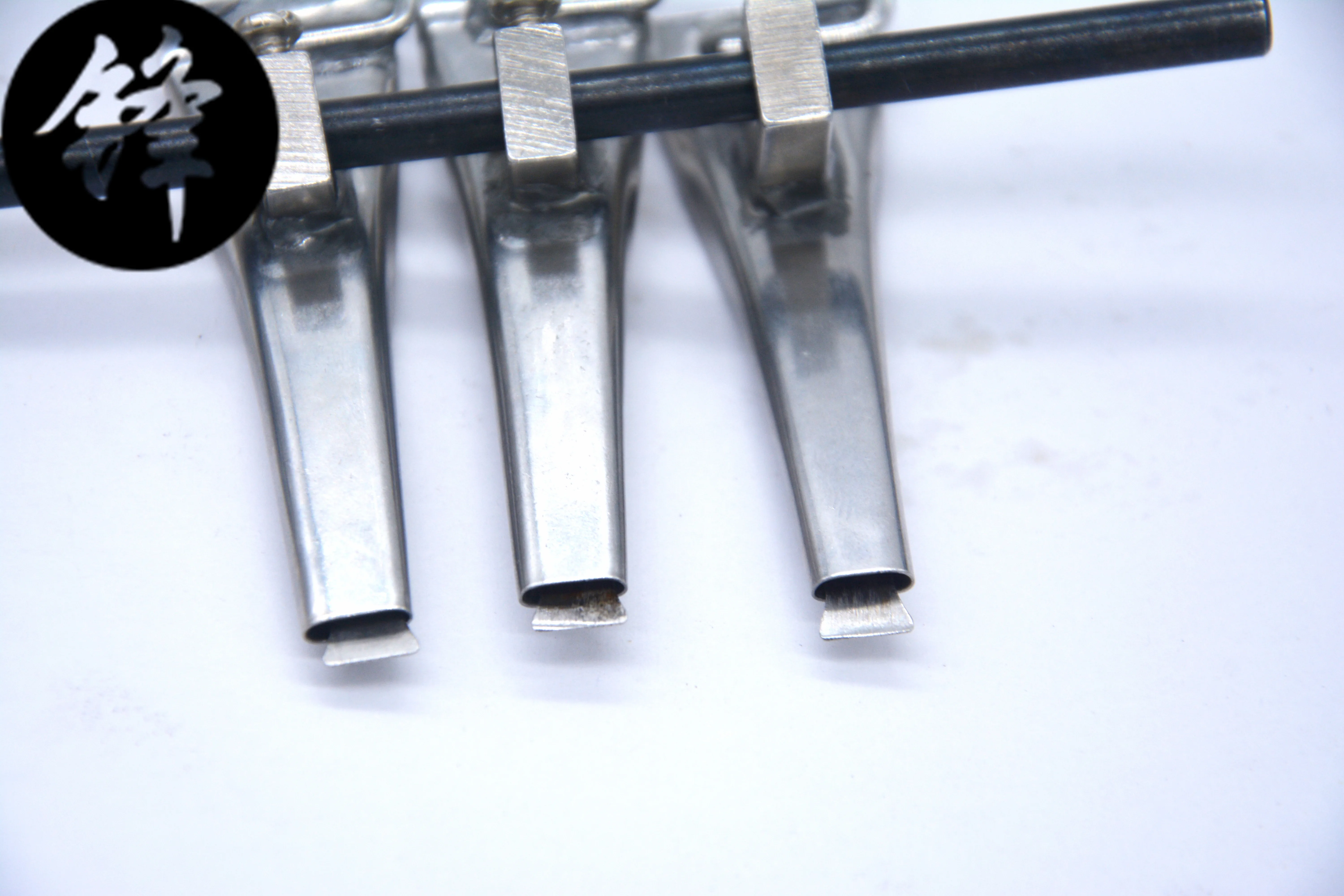 Многослойная лента для крепления декоративной ленты на куртке многоигольной