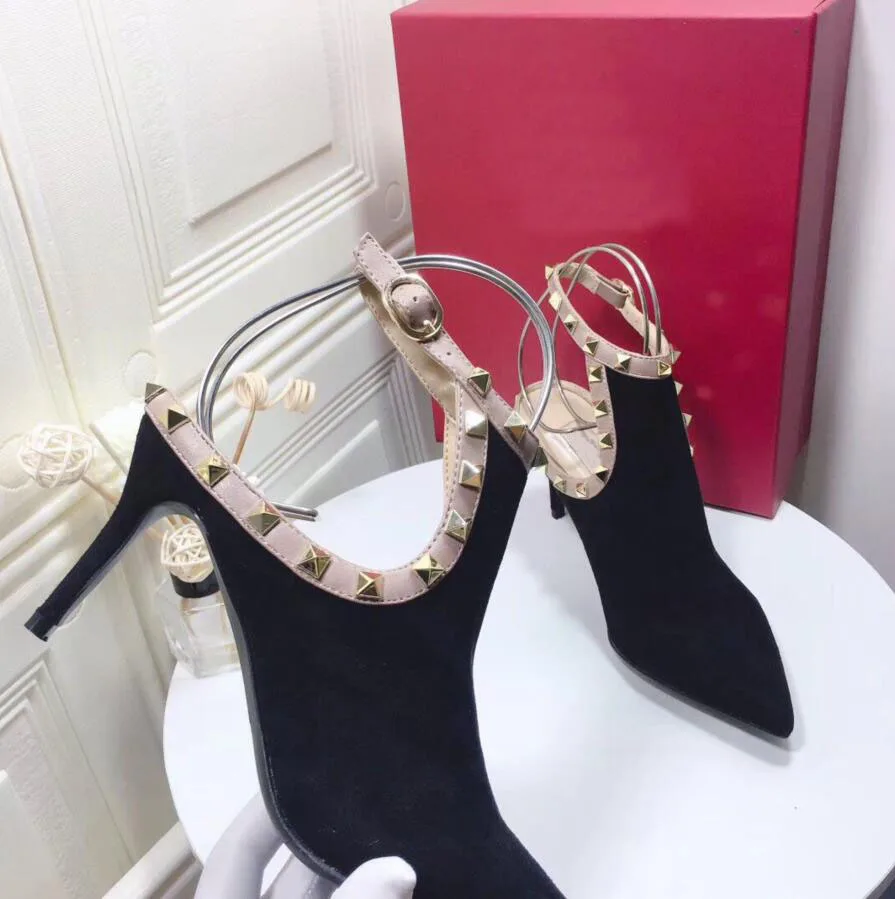 Роскошные женские ботильоны из черной кожи с шипами и острым носком модные