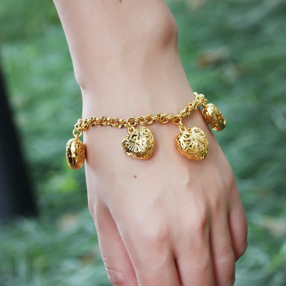 

Luxury 18K Gold Color Love Heart Bracelets for Women Fashion Sweet Tassel Cuban Link Chain Bracelet Hand Jewelry Gift Wholesale