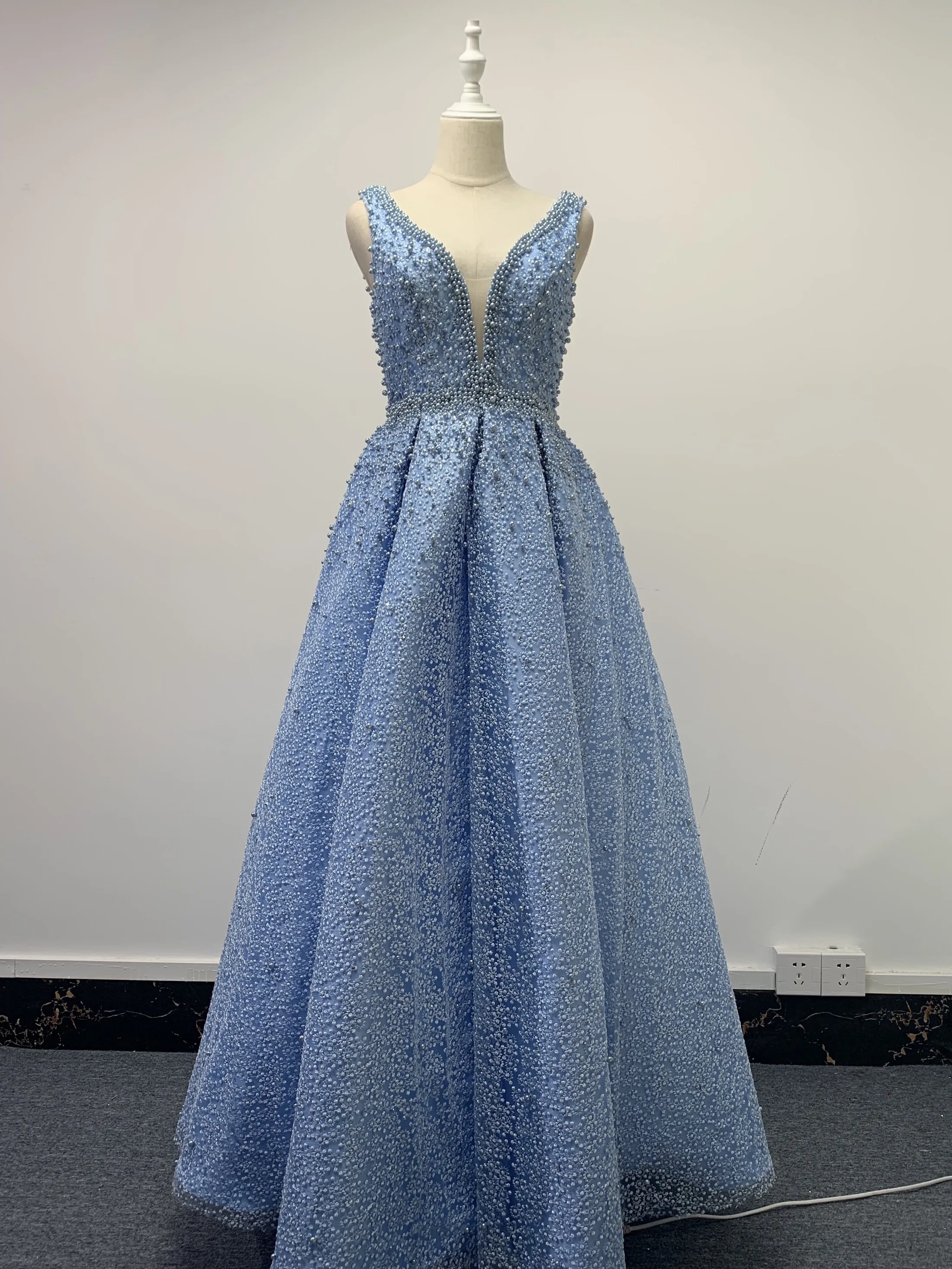 Вечернее платье 2021 модное светло-голубое длинное с V-образным вырезом и бисером