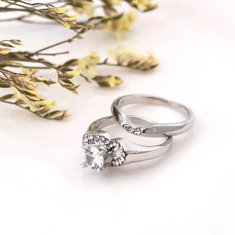 Роскошное женское кольцо серебряного цвета с кристаллом циркония в форме сердца