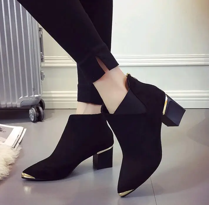 Новинка года; сезон осень-зима; модные женские ботинки с острым носком; грубые сапоги martin с металлическими элементами; женская обувь; 488 - Цвет: Черный