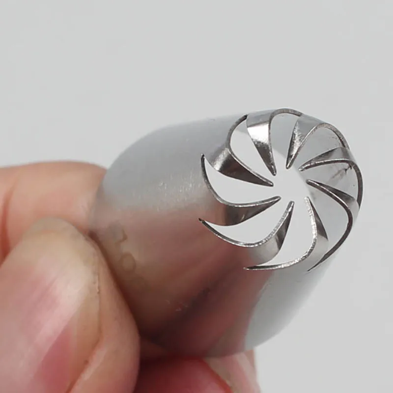 

1Pcs 304 Stainless Steel Silver Kitchen Gadgets Multi Purpose Steamed Bun Shape Cookies Supplies Slanted 8-tooth Fondant Decor