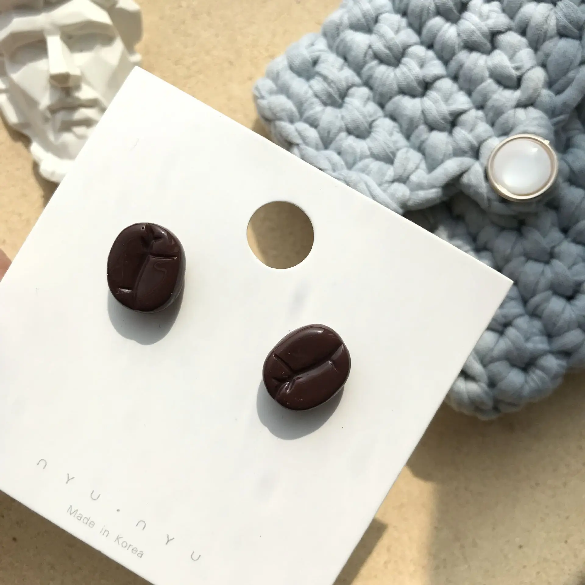 Серьги гвоздики с эпоксидной смолой в виде кофейных зерен серьги имитацией