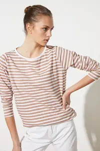 Женская трикотажная футболка с вырезом лодочкой