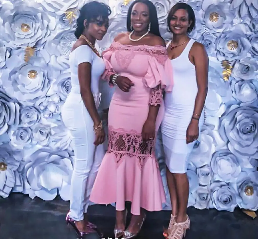 Женское длинное офисное платье с открытыми плечами цветочным кружевом и