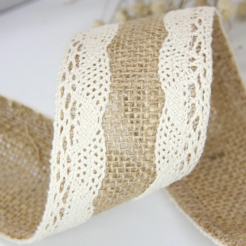 Лента с белой кружевной отделкой из джутовой ткани ширина 2 м 5 см