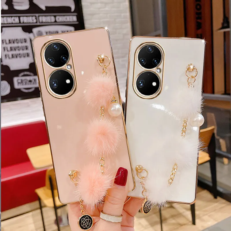 

Luxury Bracelet Chain Phone Case For Huawei P50 Pro Cover Soft Strap Fur Ball Huawei P20 P30 P40 Lite Pro Nova 5T 7i Case Fundas