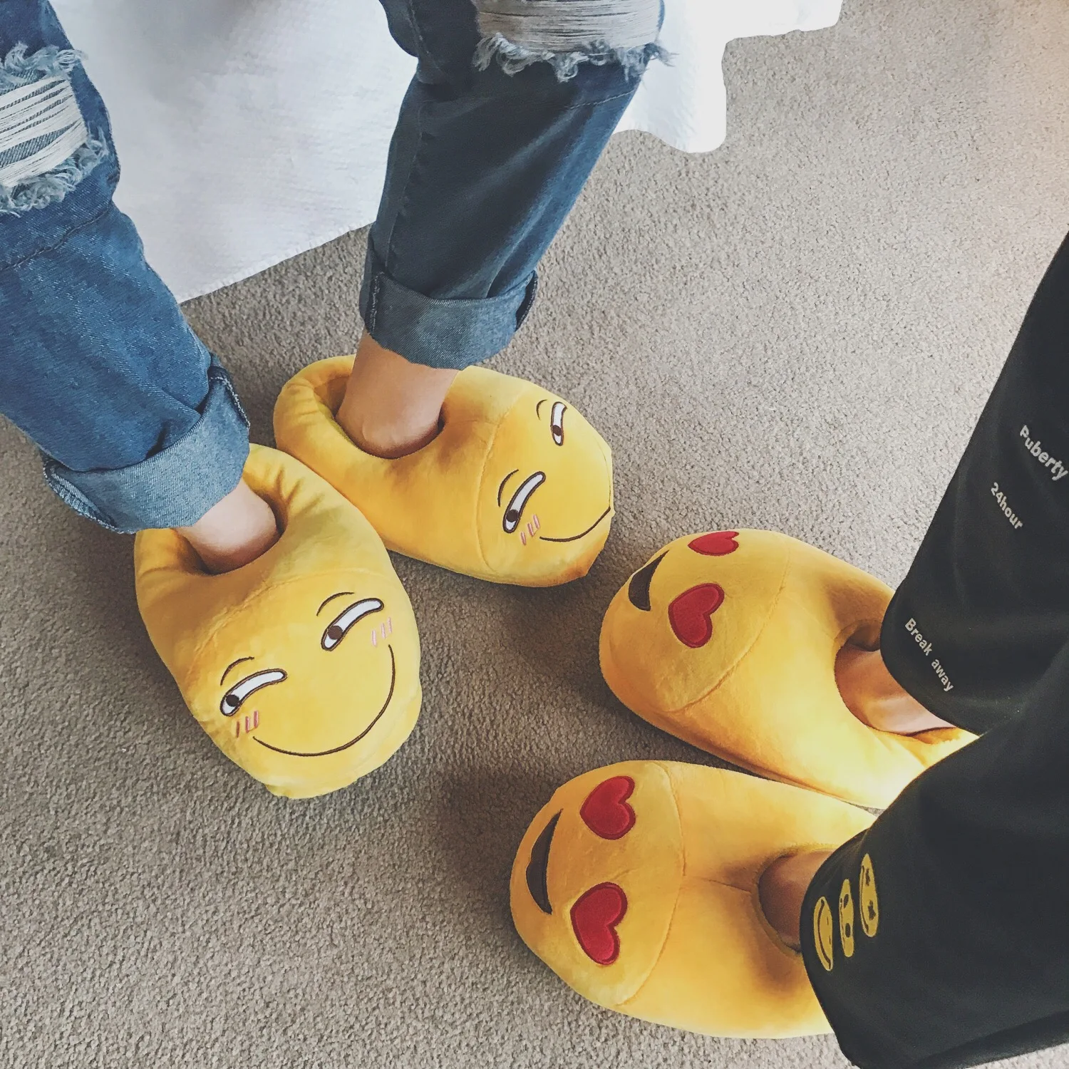 

Новинка Зима 2021, плюшевые теплые домашние тапочки для мужчин и женщин, парные Мультяшные повседневные плюшевые домашние тапочки на плоской ...