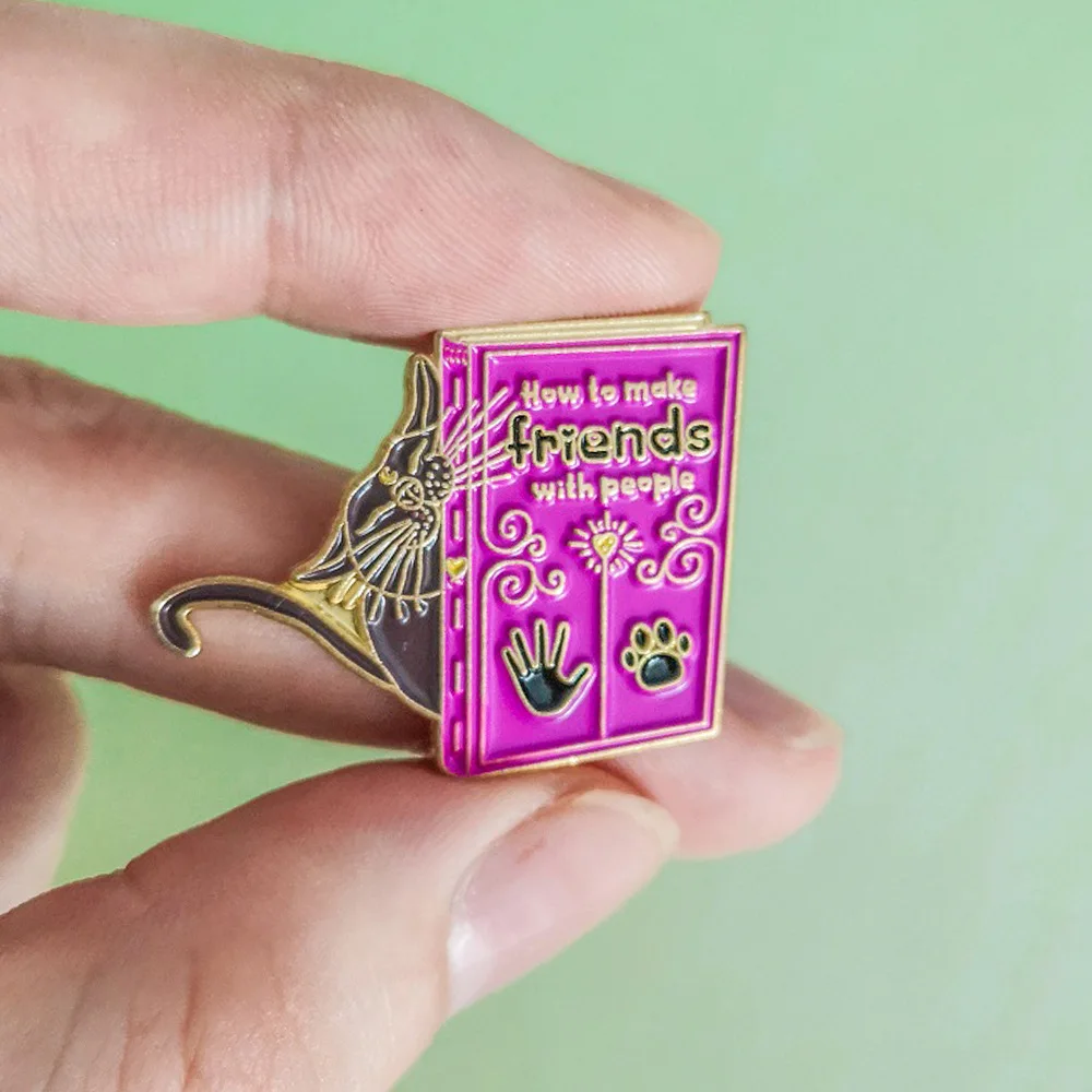 Мультяшная Веселая фиолетовая эмалированная брошь в форме кота для чтения и