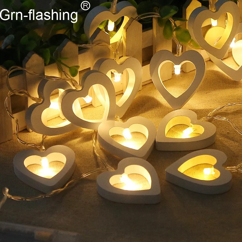 Деревянное рождественское оформление в помещении