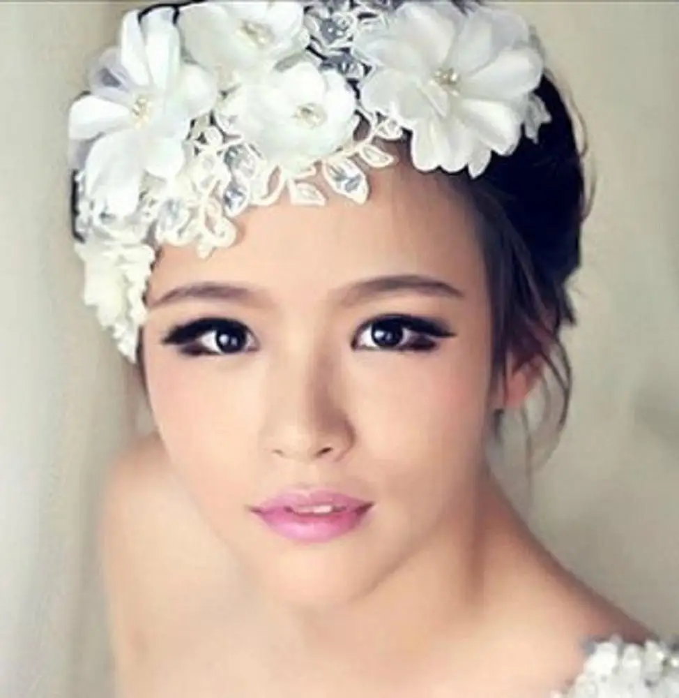 

Женский головной убор из кружевной ткани с цветочным узором