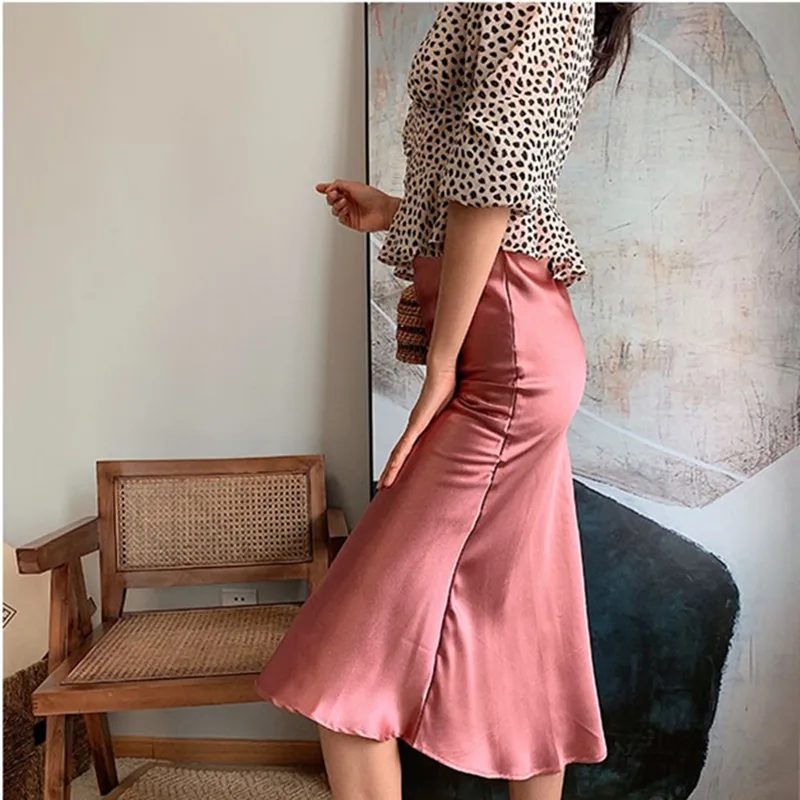 Женская атласная юбка на пуговицах однотонная розовая элегантная молнии с