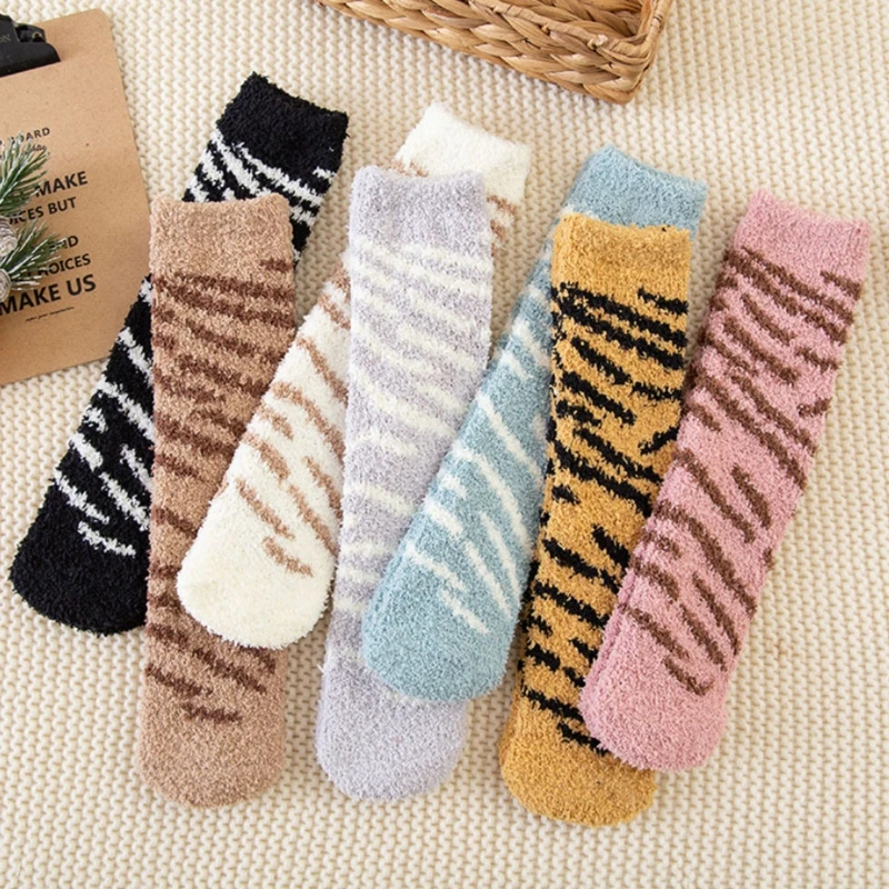 Женские зимние пушистые тапочки из микрофибры короткие носки контрастных цветов