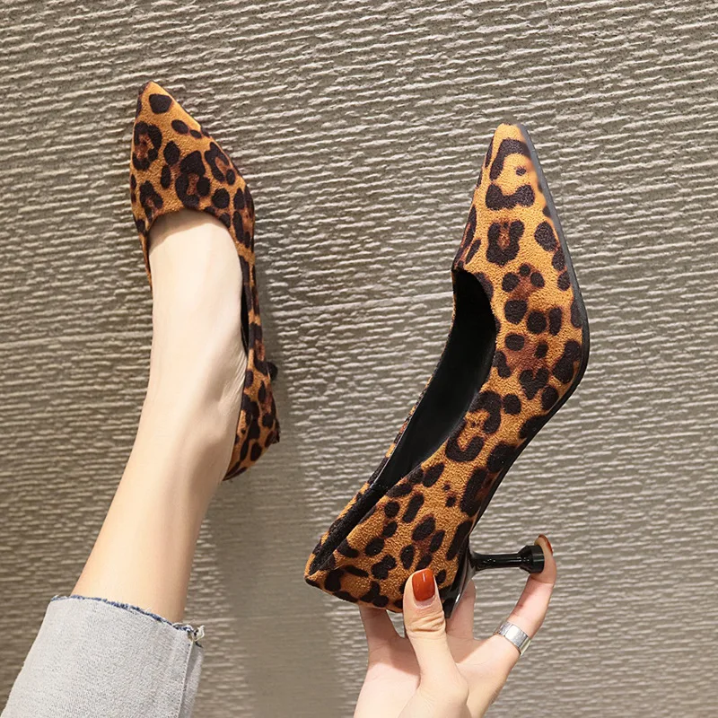Женская леопардовая обувь на очень высоком каблуке с острым носком модная