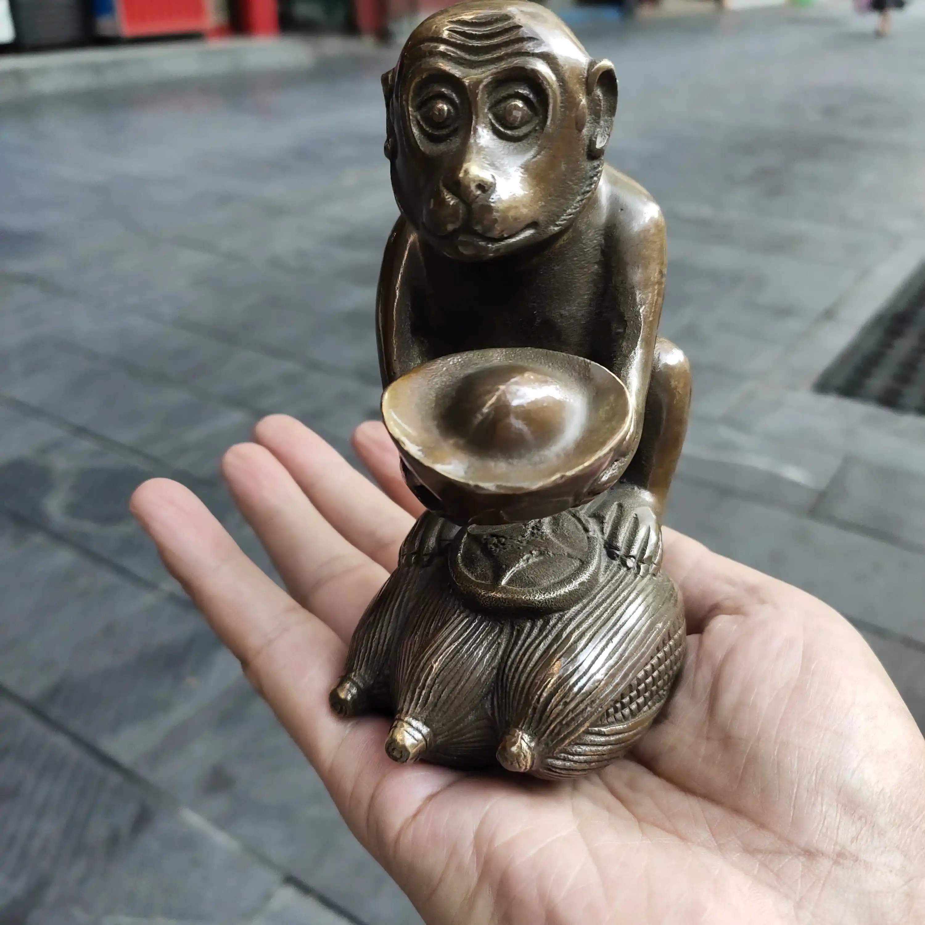 

Китайская старинная Небольшая Статуя обезьянки из чистой бронзы, домашняя Античная Скульптура Фэн-шуй, талисман с животными богатства