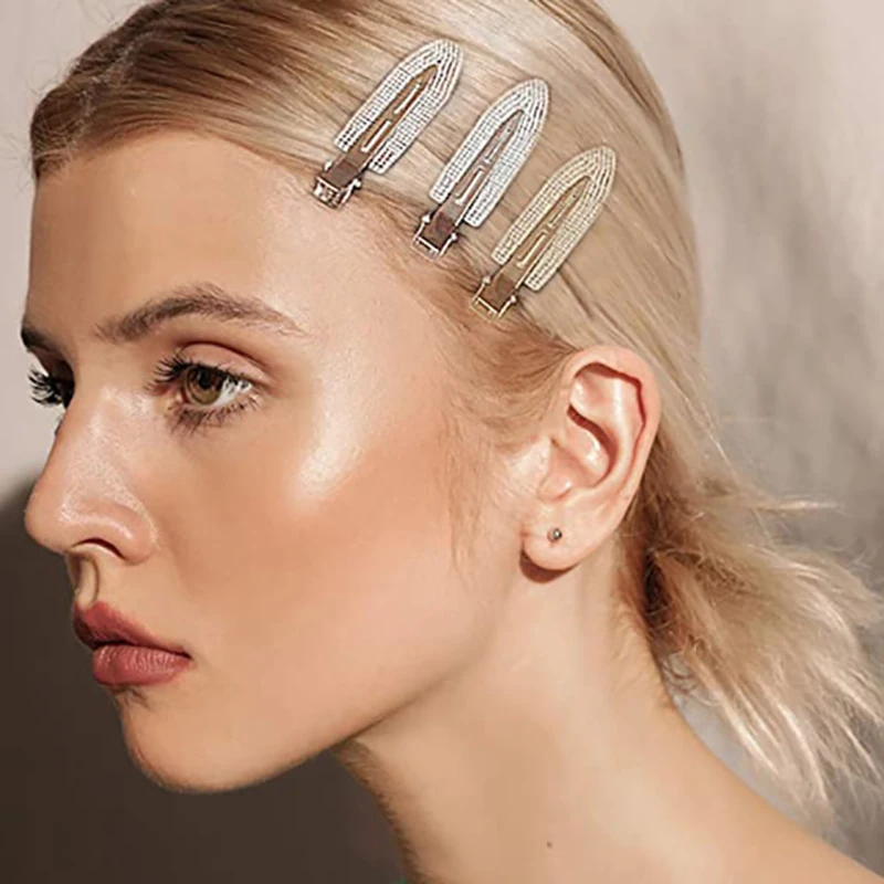 Металлическая заколка без швов с бриллиантами для волос женская с камнями по бокам и фиксацией для стилистов в виде листа.