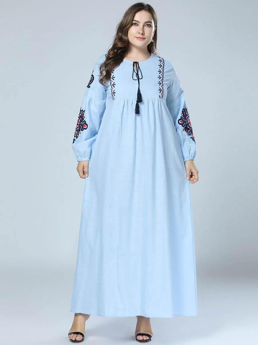 Женское длинное платье кафтан светло голубое с вышивкой мусульманское большого