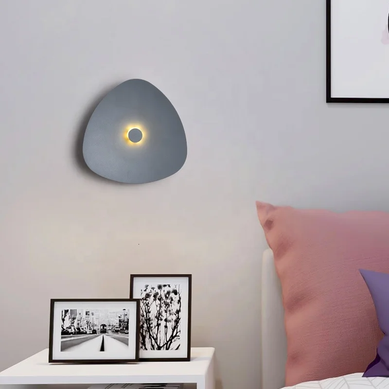 Простой серый и белый современный настенный светильник для помещений