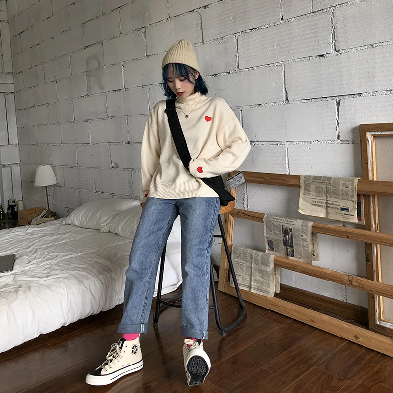 Женский свитер-водолазка с длинным рукавом и вышивкой | Женская одежда