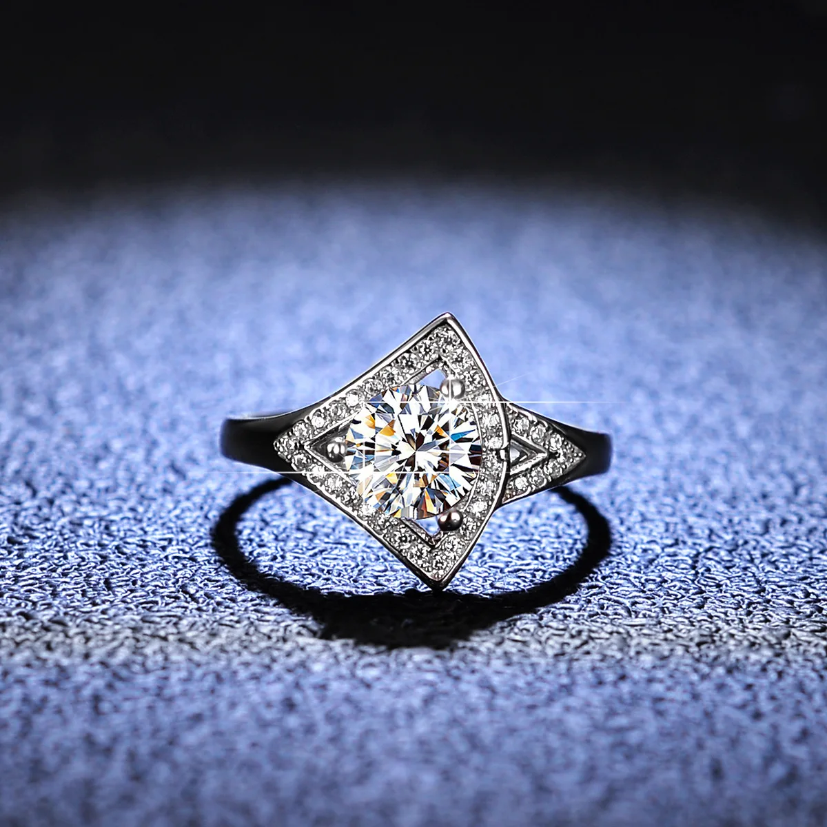 Женское кольцо из серебра 925 пробы с муассанитом | Украшения и аксессуары