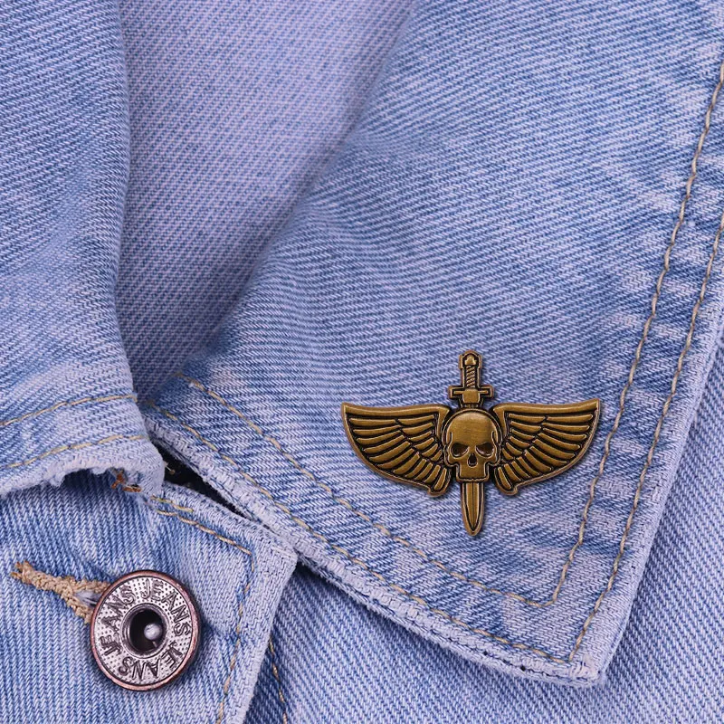 Винтажный значок с крылатым черепом мечом в стиле ретро темный готический на