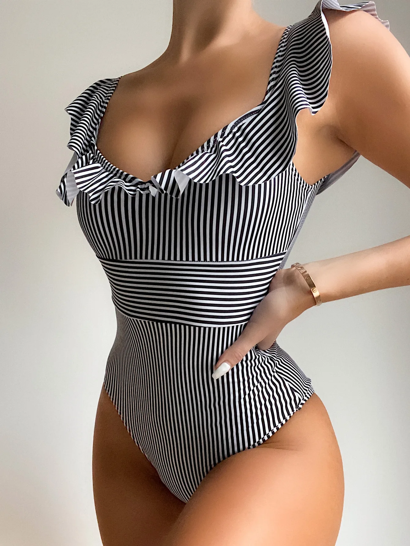

Купальник женский сплошной в полоску, монокини с оборками, одежда для плавания, черный белый цвет